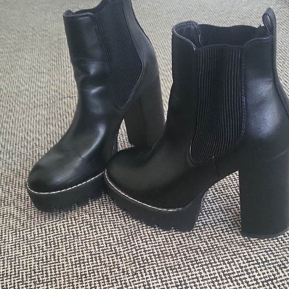 Shoes - Black Booties On Platform.
